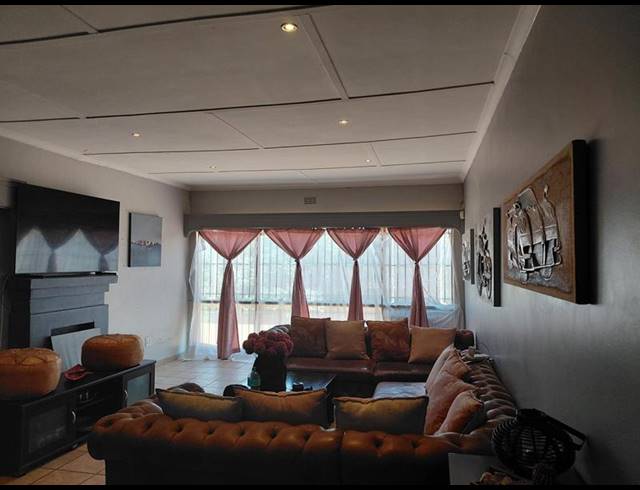 3 BEDROOM PROPERTY TO RENT IN MONTGOMERY PARK